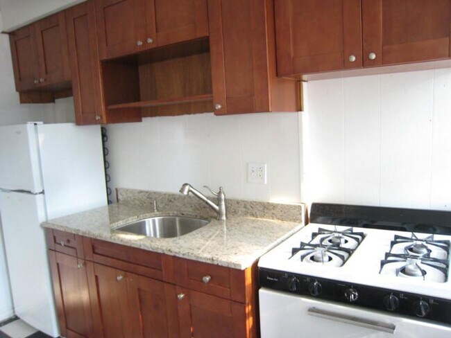 Building Photo - 3 bed steps from BC