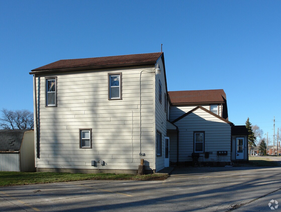 Building Photo - E
