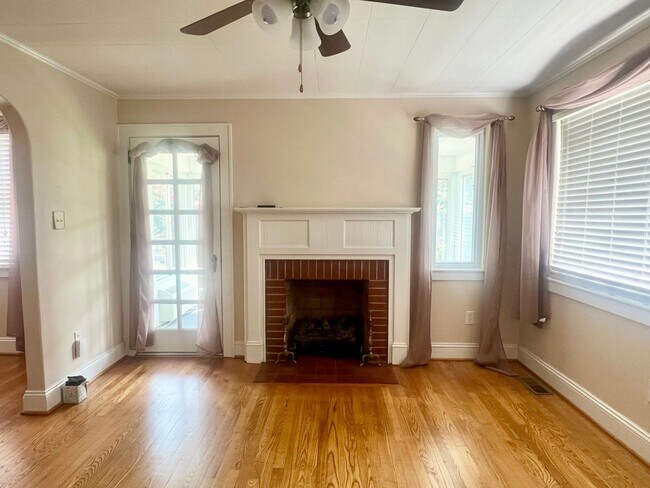 Building Photo - Three bedroom, 1 bath house in Graham-Comi...