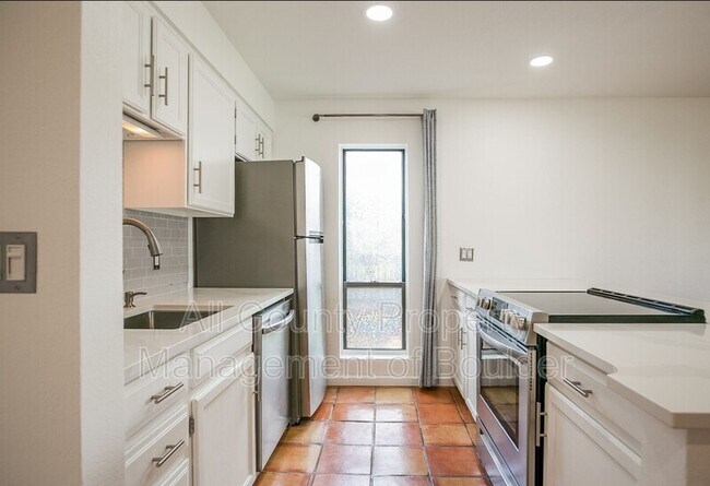 Foto del edificio - 2800 Kalmia Ave
