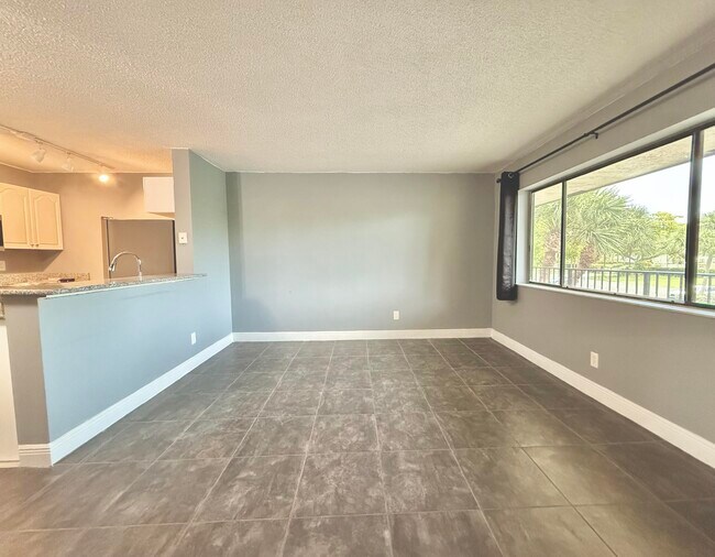 Foto del edificio - 1625 Meadows Cir W