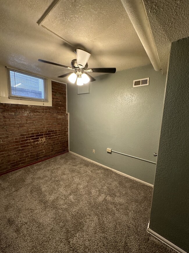 Foto del edificio - Basement 1 Bedroom in Uptown!