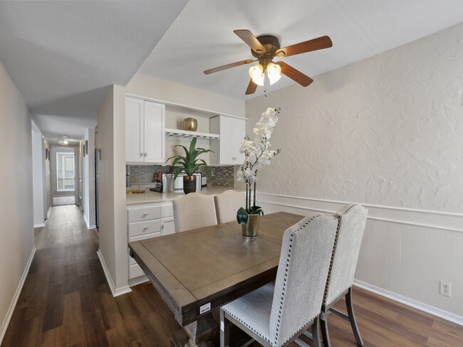 Foto del edificio - 6586 Poplar Woods Cir S