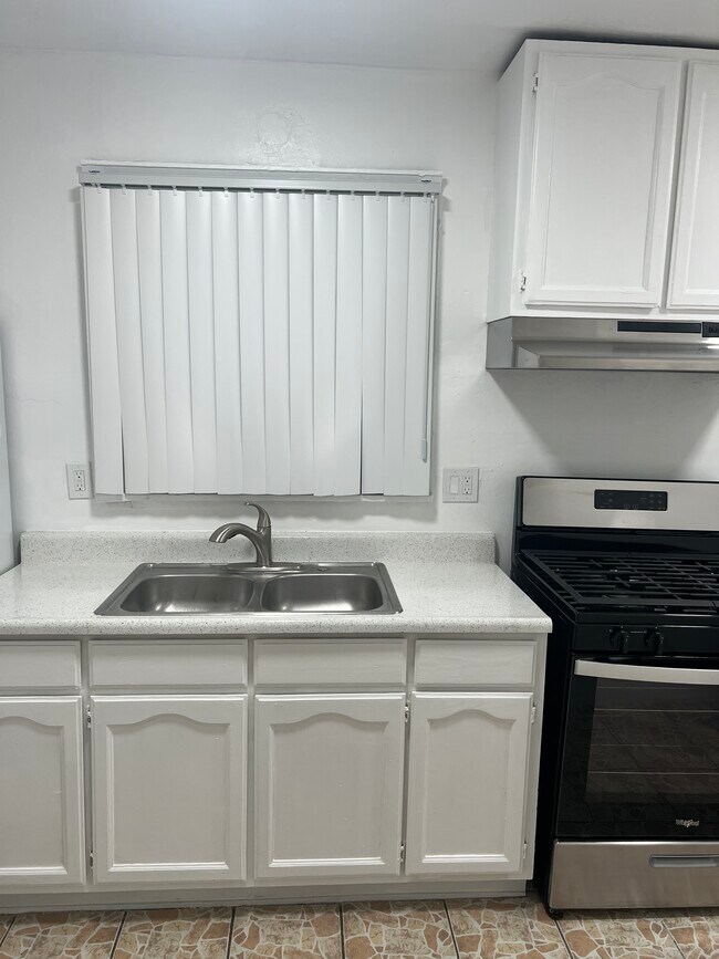 Foto del edificio - 1624 1/2 W 50th St