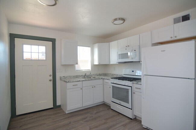 Foto del edificio - Remodeled 2 Bedroom 1 Bath Duplex! Great Central Tucson Location!