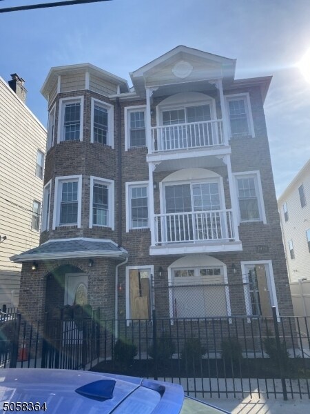 Primary Photo - 784 Bergen St