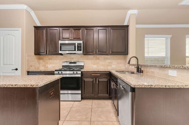 Building Photo - Golf Course Vibes at Home! Stylish 4BR Beauty with Private Putting Green in Fort Worth – Section ...