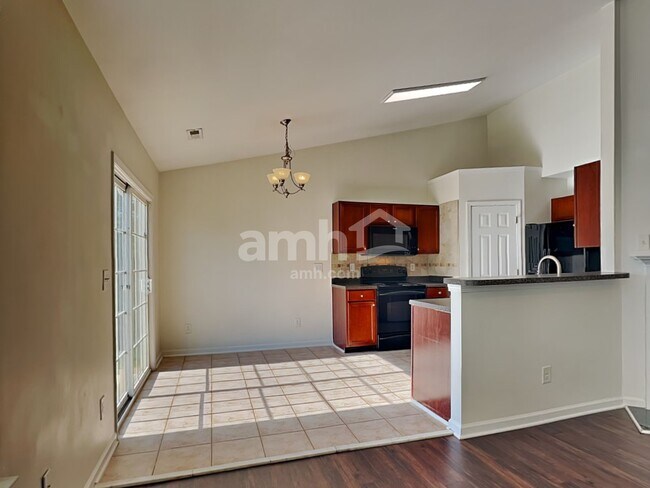 Foto del edificio - 4404 Wolf Run Dr