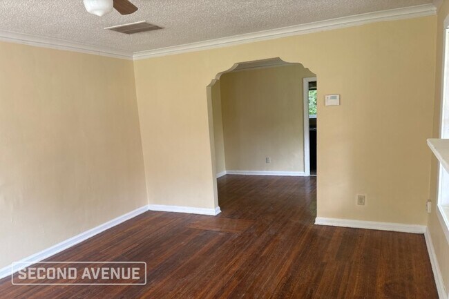 Foto del edificio - 2374 Larose Ave