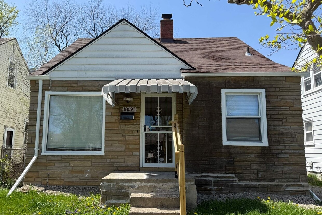 Primary Photo - Renovated 3-Bedroom Home – We Welcome Sect...
