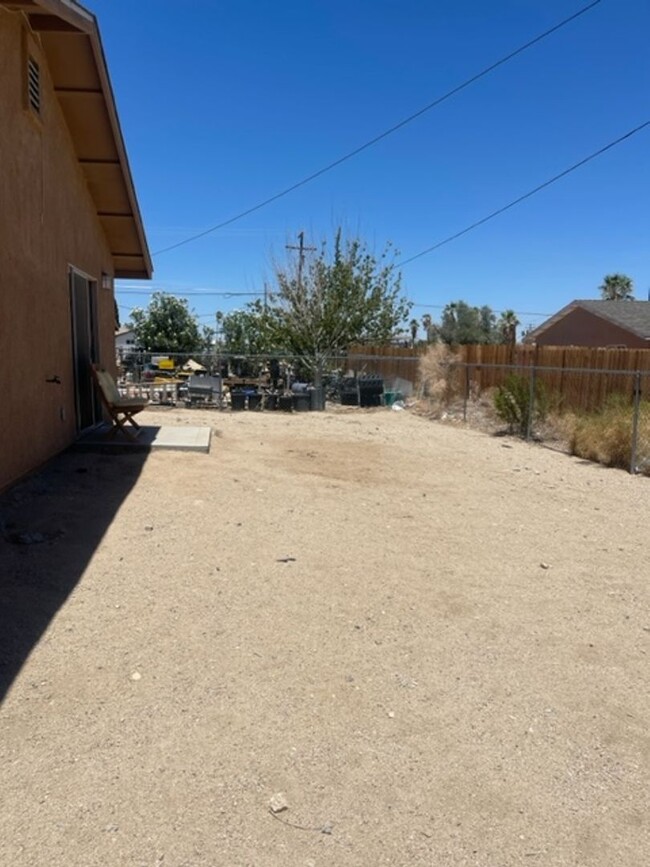 Foto del edificio - LOWEST RENT EVER!! HOME IN TWENTYNINE PALMS