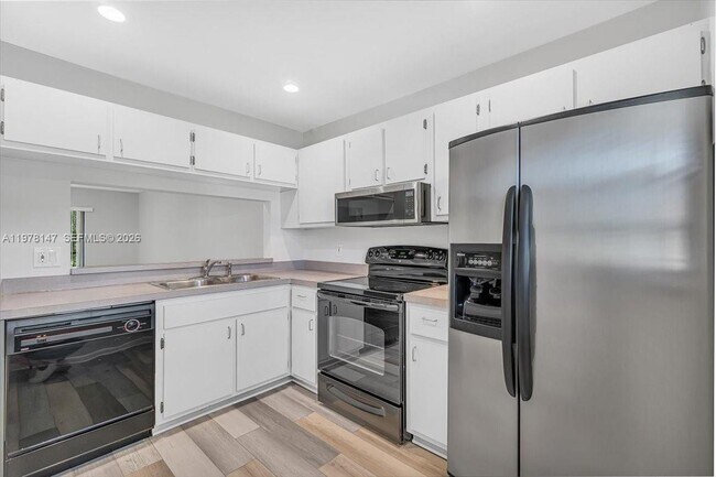 Foto del edificio - 6832 Palmetto Cir S