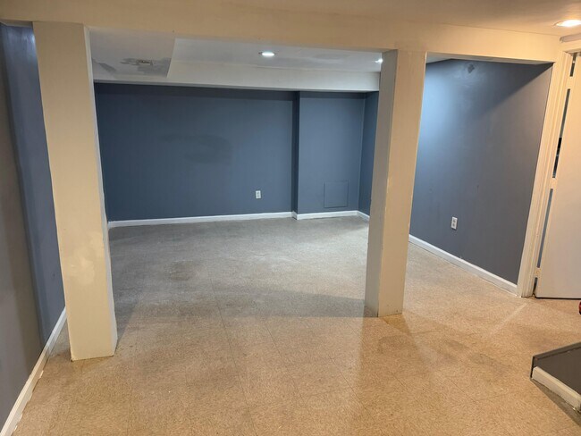 Building Photo - 216 Carnation Ct