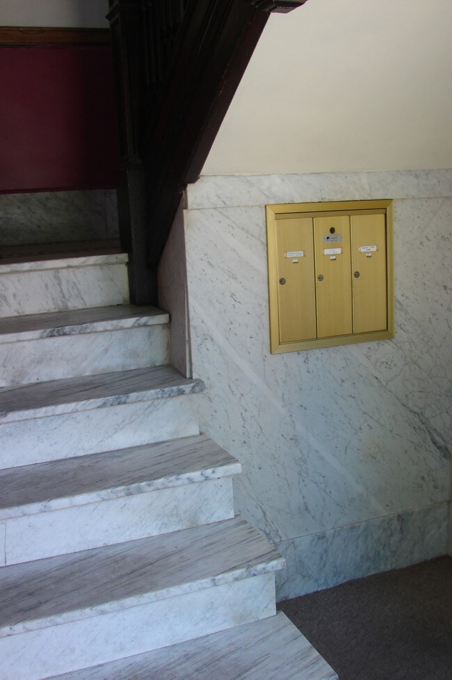 vestibule - 5221 S Kenwood Ave