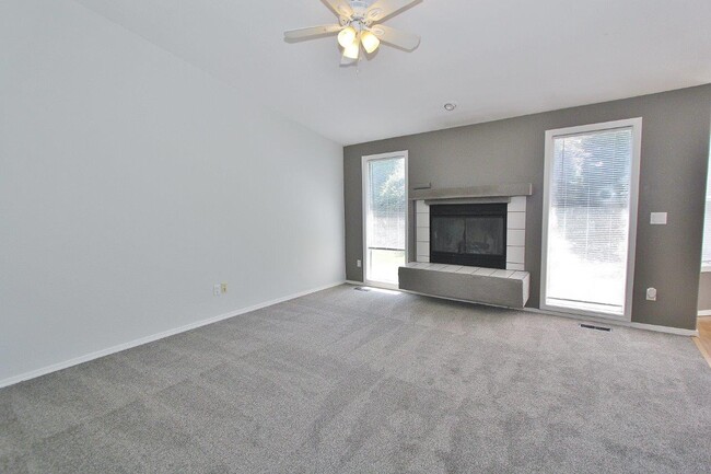 Building Photo - 12053 W Hickory Dr