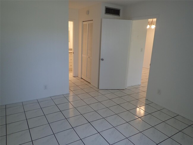 Building Photo - 2700 Riverside Dr
