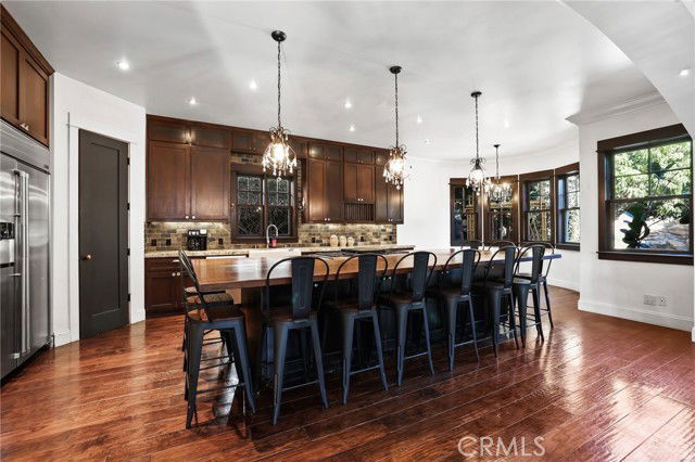 Foto del edificio - 250 Santo Tomas Ave