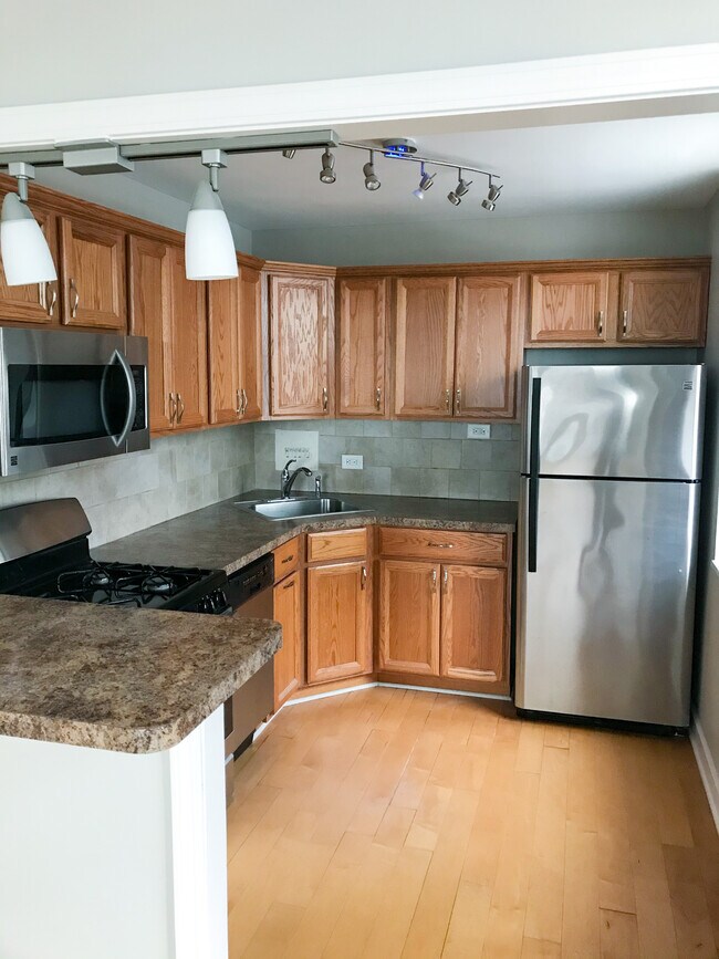 Building Photo - 253 E Delaware Pl