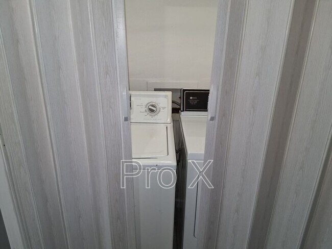 Building Photo - 407 Park St