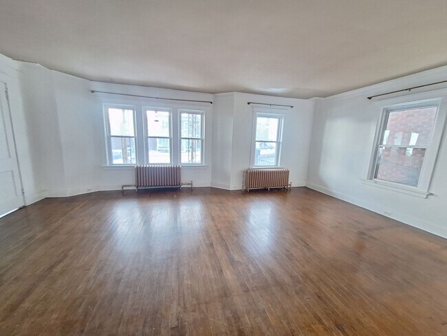 Building Photo - Large 3 Bedroom Open in April!