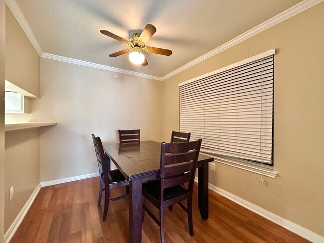 Foto del edificio - Light-Filled 2BR/2BA with Balcony in Austin