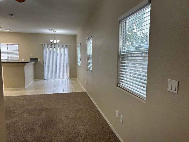 Foto del edificio - 2 story townhome in Mountains Edge