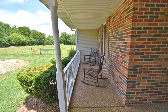 Building Photo - Amazing 4BR/2BA with 4 stall barn on 5 acr...