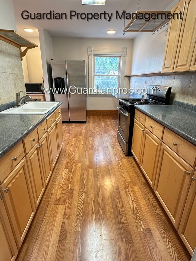 Building Photo - Linden Hills Upper Level Duplex, Sunroom, In Unit Laundry, Dishwasher, Garage Space Included