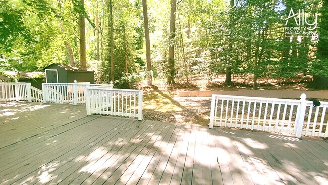 Building Photo - 512 Woodmont Dr