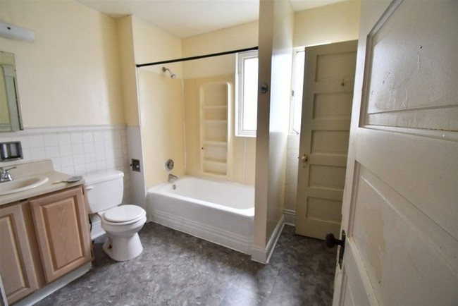 Building Photo - Clean 2 bedroom upstairs duplex