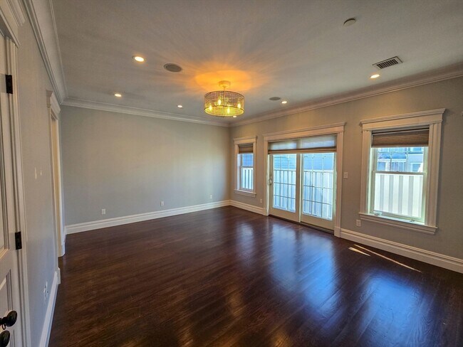 Building Photo - 161 Tudor St