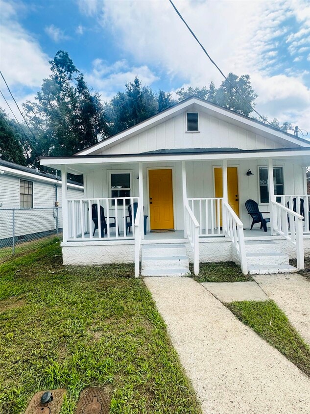Primary Photo - 2141 Poppy St