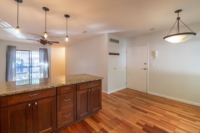 Foto del edificio - Two Bed Washington Square West Apartment