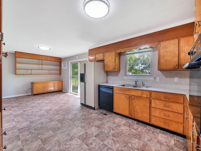 Building Photo - 450 Bouton Dr