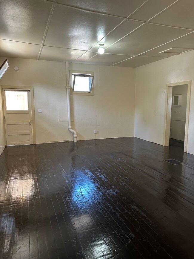 Building Photo - 2.5 miles to Oregon Tech and Sky Lakes, 2b...