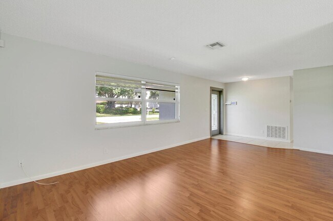 Foto del edificio - 1324 NW 2nd Cir