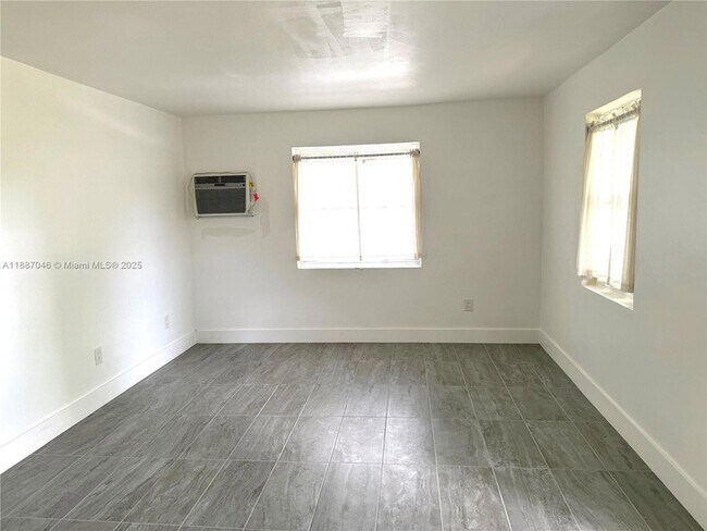 Foto del edificio - 1184 NE 112th St