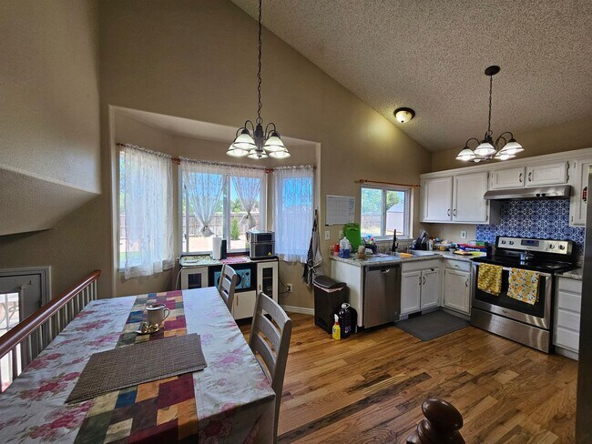 Foto del edificio - 3 Bed 3 bath house in Bradley Ranch!