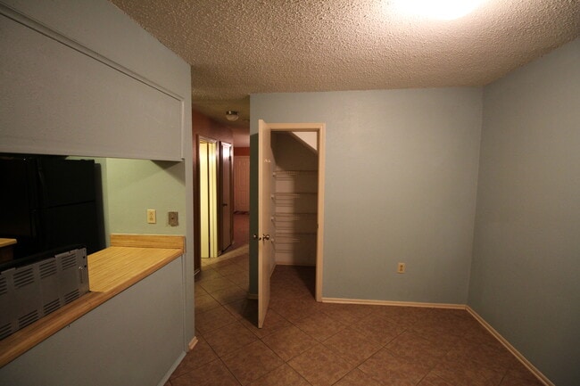 Building Photo - 2331 Justin Ln
