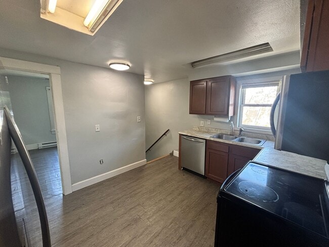 Building Photo - Upper 2 Bedroom Unit of Duplex