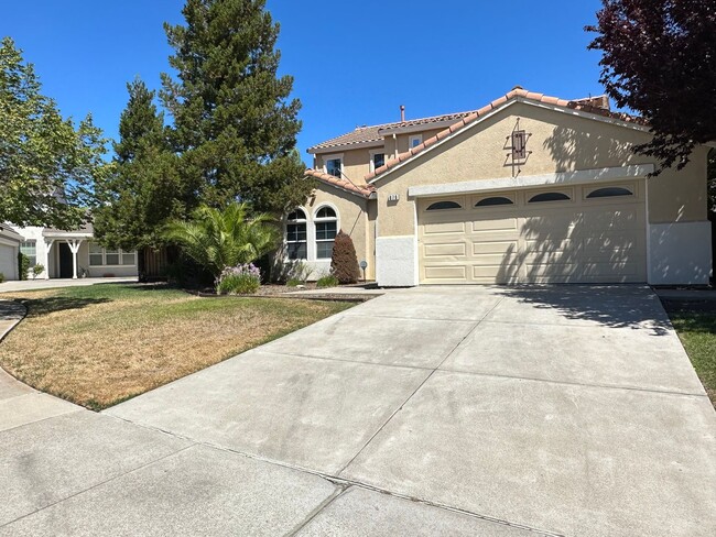Building Photo - Beautiful 4 Bedroom 3 Bath Shadow Lakes Home