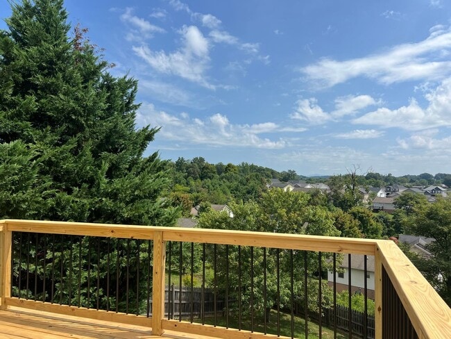 Building Photo - 3 bed/2 bath home with additional office &...