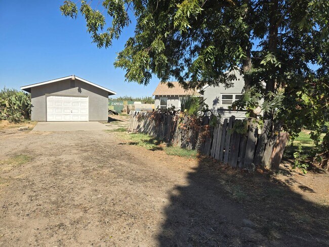 Foto del edificio - 2 BR 1 BA Country home available now