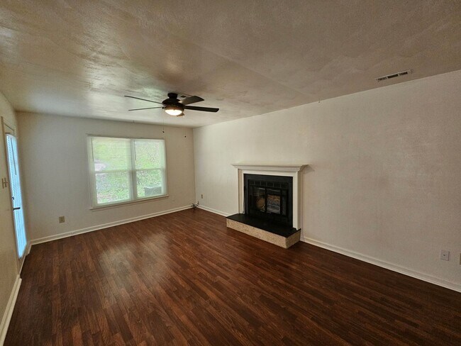 Building Photo - LYNBROOK LANDING