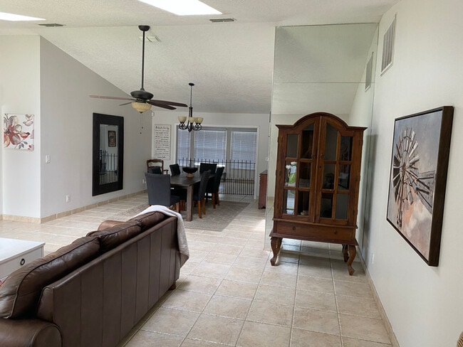 Building Photo - 1035 Anclote Dr