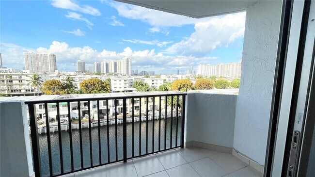 Foto del edificio - 3703 NE 166th St