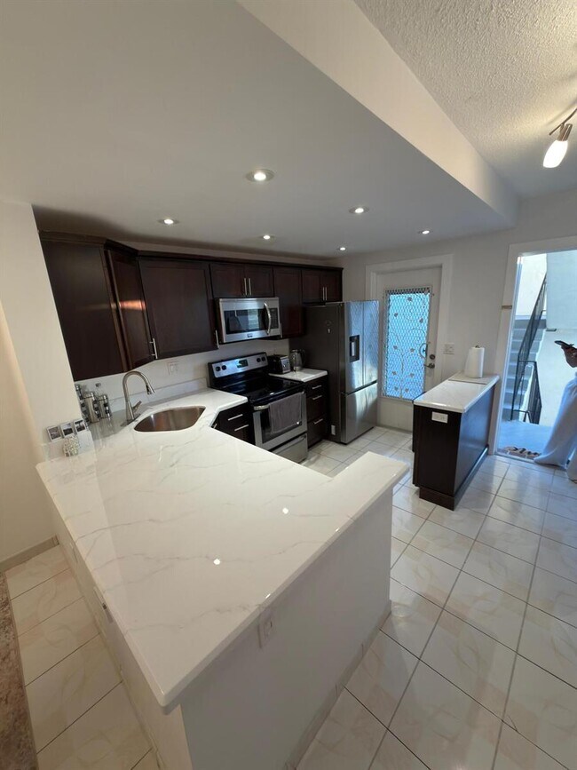Foto del edificio - 450 Paradise Isle Blvd