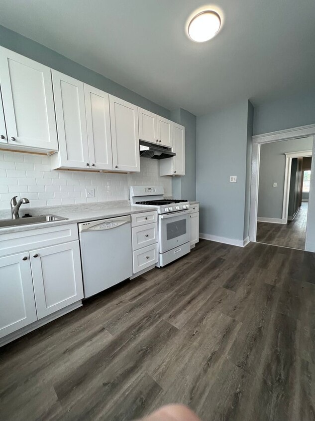 Fully Renovated Lower Allston 3 Bed on Hooker St for 5/1. Porch, Laundry in Unit, Yard - Fully Renovated Lower Allston 3 Bed on Hooker St for 5/1.  Porch, Laundry in Unit, Yard