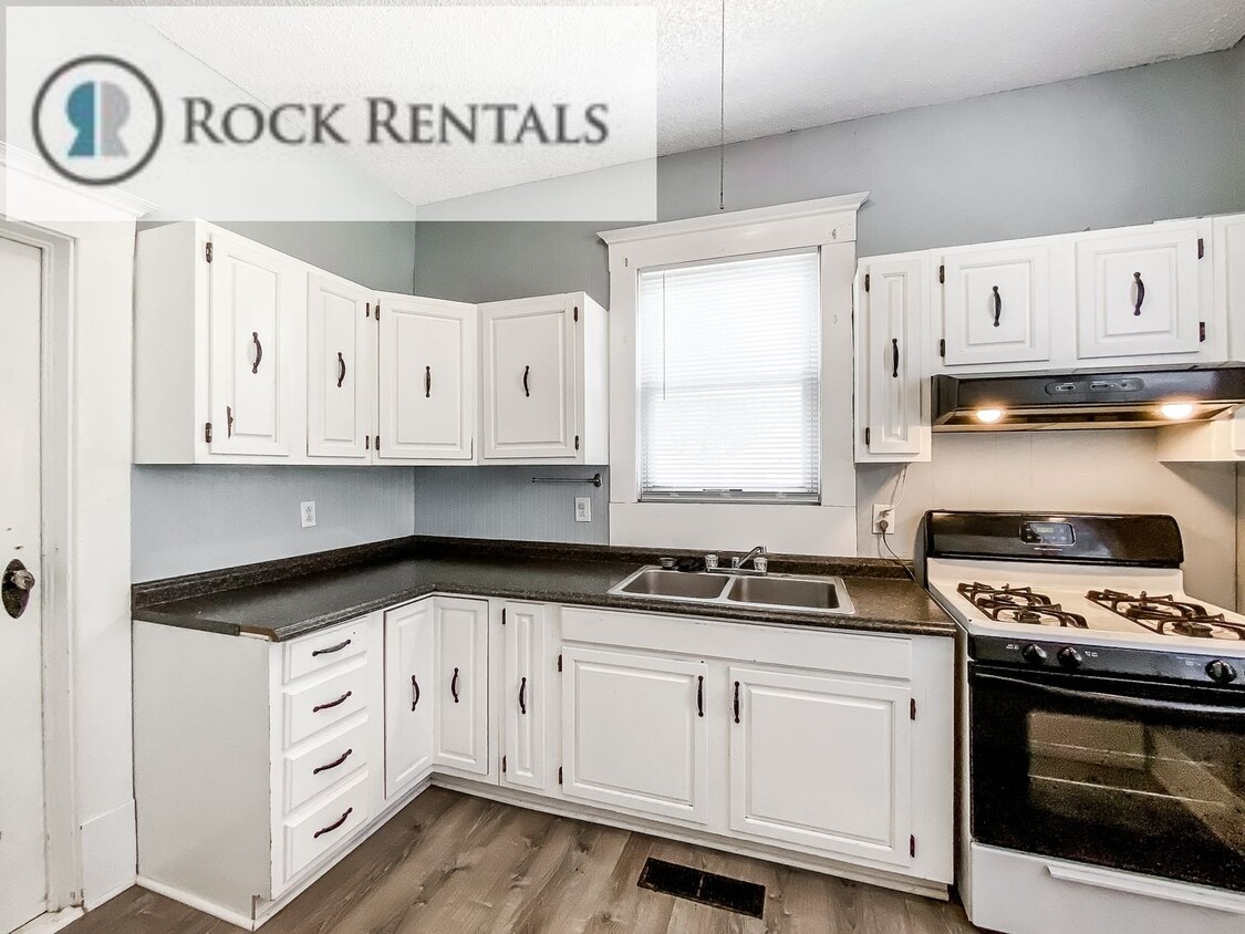 Primary Photo - Large 4 Bed 2 Bath Home