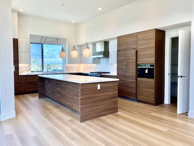 Building Photo - Enjoy The Coastal Carlsbad Village Lifestyle